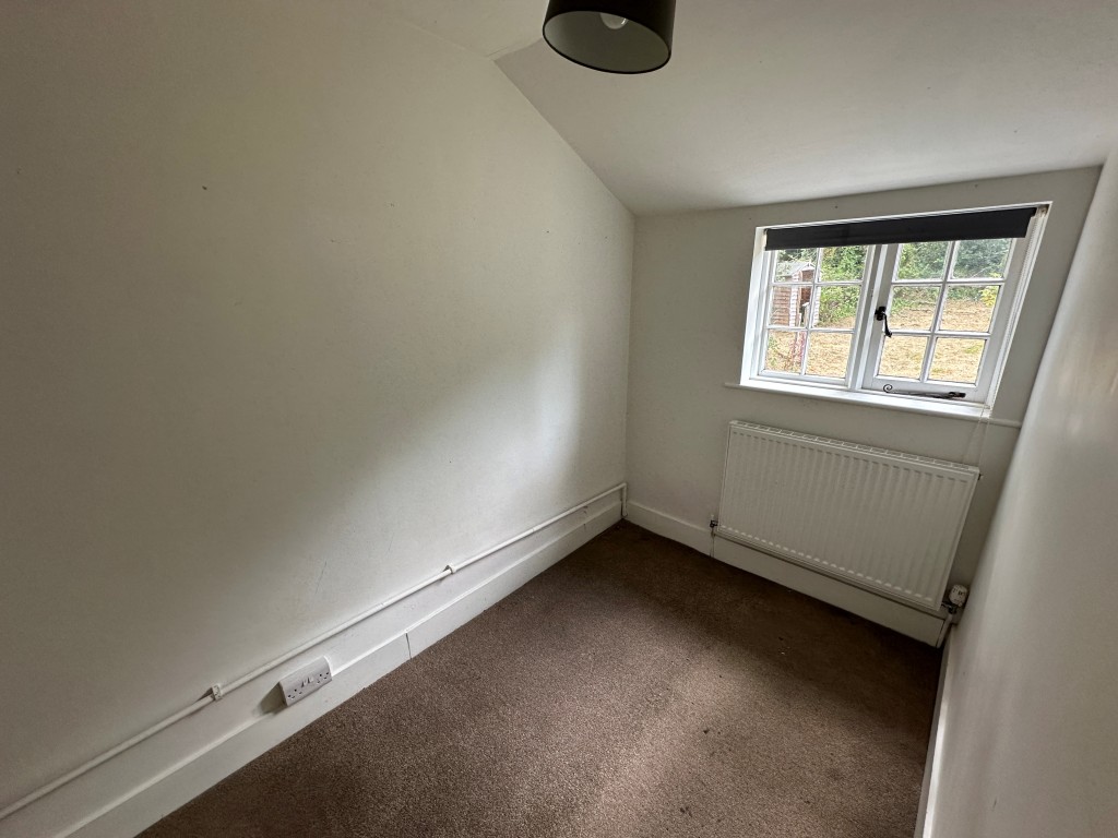 Lot: 213 - TWO-BEDROOM END-TERRACE COTTAGE WITH PARKING TO FRONT AND GARDEN TO REAR - Second Bedroom